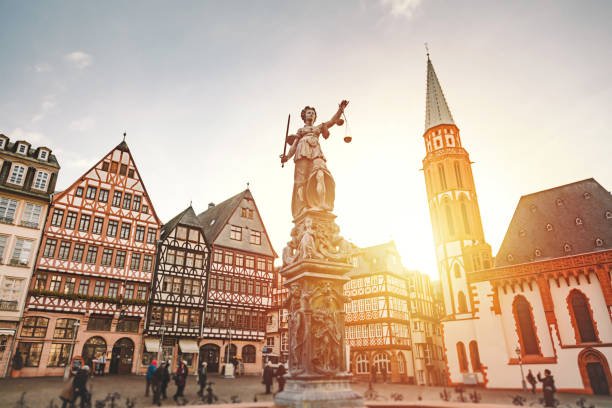 Old Town Romerberg with The East Row (Ostzeile), Statue of Justice (Justitia) and Church of Nikolai (Nikolaikirche) is the busy market square and tourist destination located in Frankfurt's in the heart of Frankfurt am Main, Hessen, Deutschland